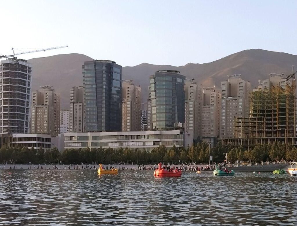 نمای برج های اطراف دریاچه چیتگر